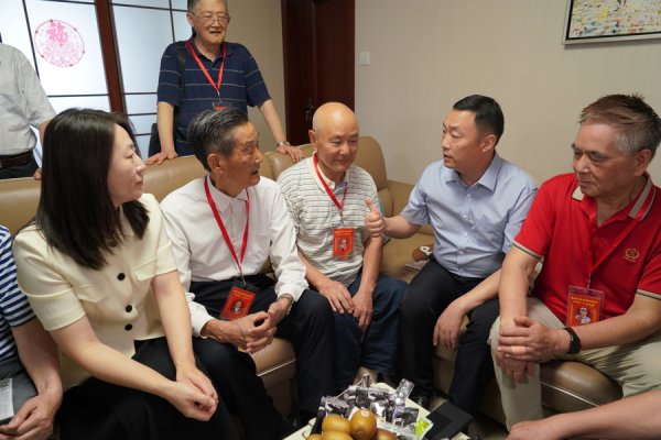 点点金 光明时评：刷屏的银发英雄，为什么让我们感动？